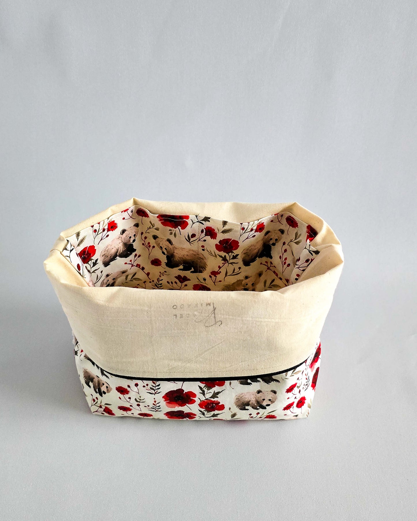 Njord Bag Little Bears & Poppies – Projekttasche mit Bärenmotiv, handgenäht in Bayern von Nadelmikado