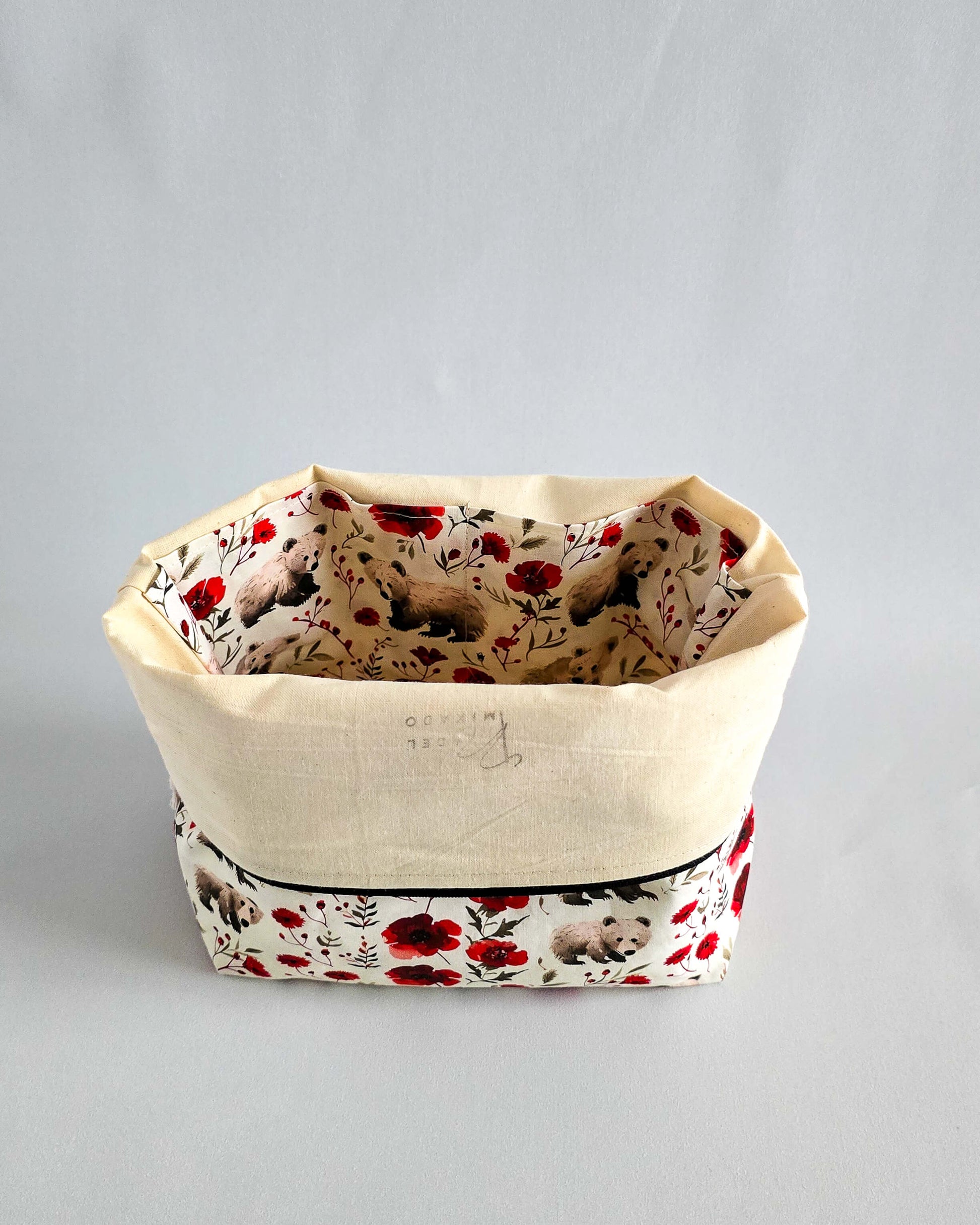 Njord Bag Little Bears & Poppies – Projekttasche mit Bärenmotiv, handgenäht in Bayern von Nadelmikado