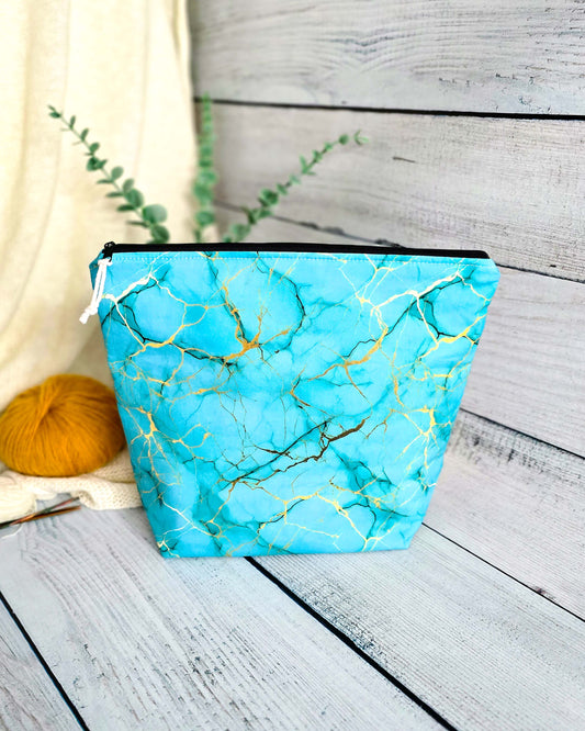 Njord Bag Nordic Marble – Projekttasche in Türkis mit Goldmarmor-Muster, handgenäht in Bayern von Nadelmikado