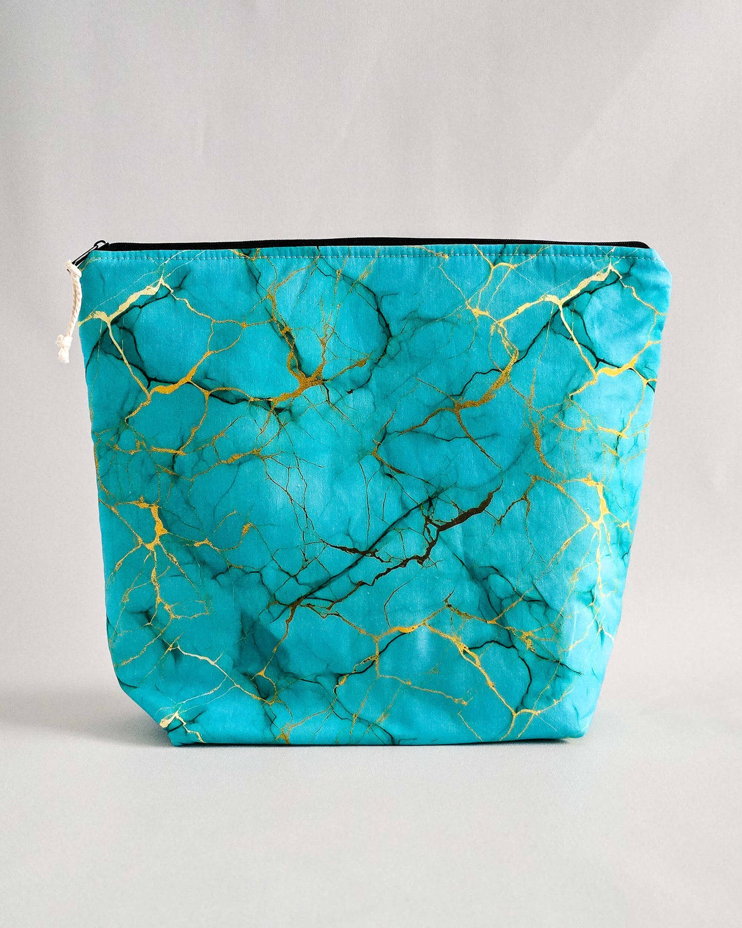 Njord Bag Nordic Marble – Projekttasche in Türkis mit Goldmarmor-Muster, handgenäht in Bayern von Nadelmikado