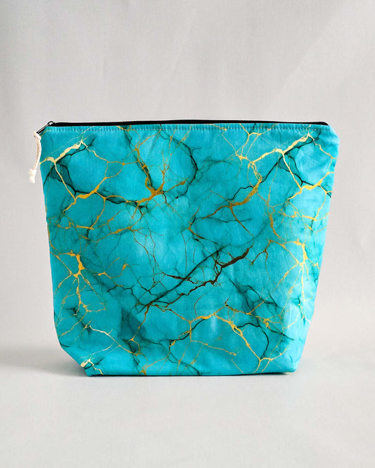 Njord Bag Nordic Marble – Projekttasche in Türkis mit Goldmarmor-Muster, handgenäht in Bayern von Nadelmikado