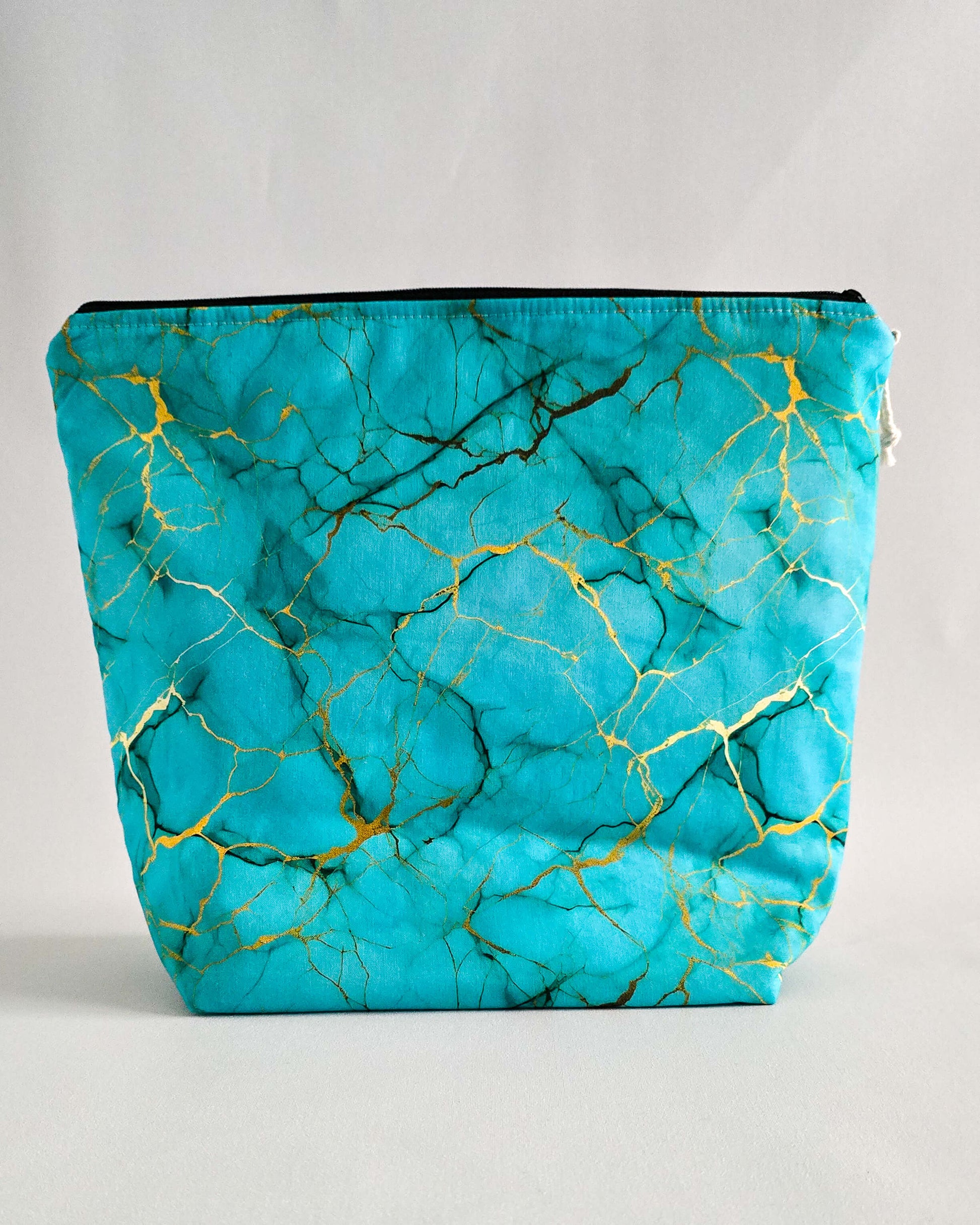 Njord Bag Nordic Marble – Projekttasche in Türkis mit Goldmarmor-Muster, handgenäht in Bayern von Nadelmikado