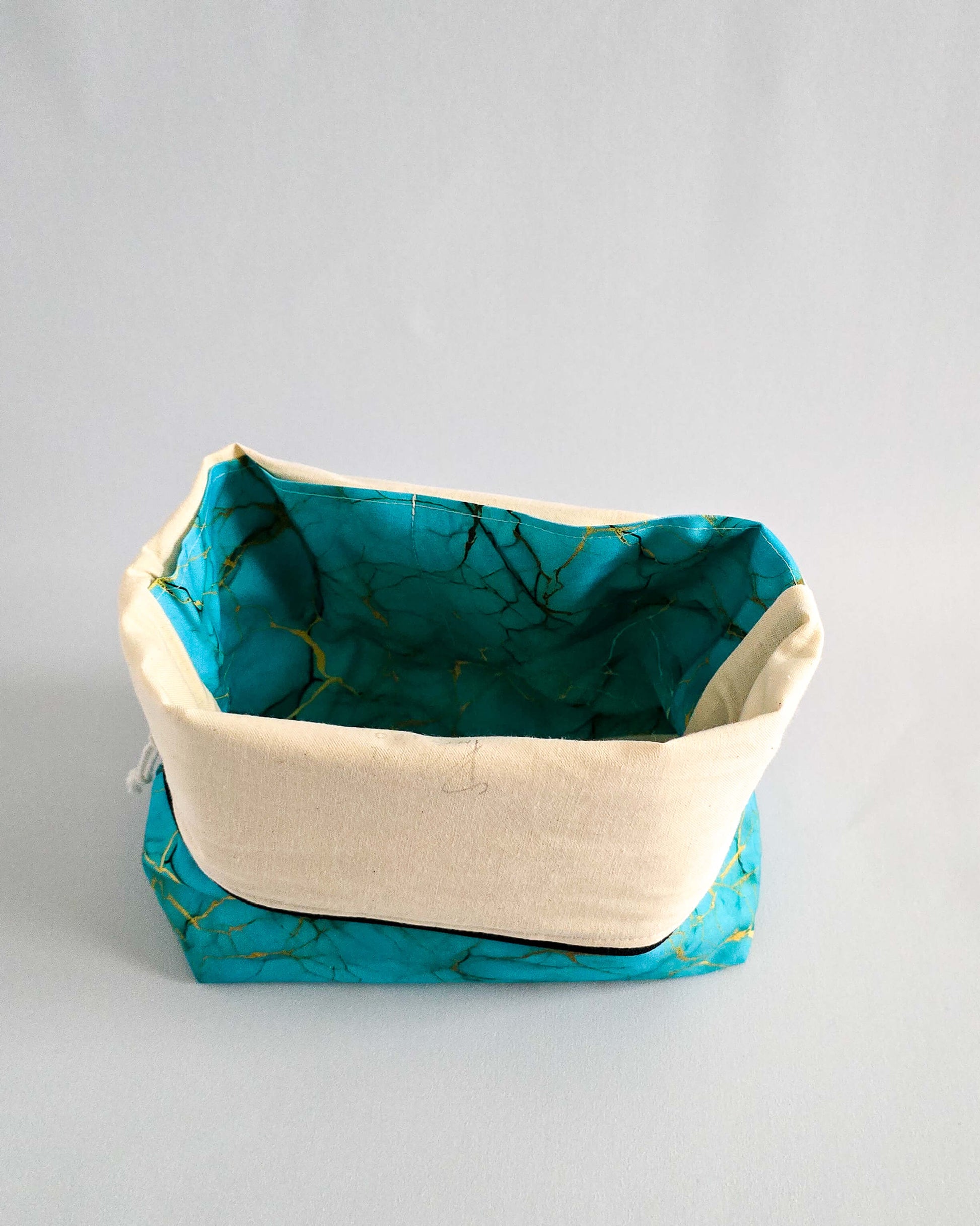 Njord Bag Nordic Marble – Projekttasche in Türkis mit Goldmarmor-Muster, handgenäht in Bayern von Nadelmikado