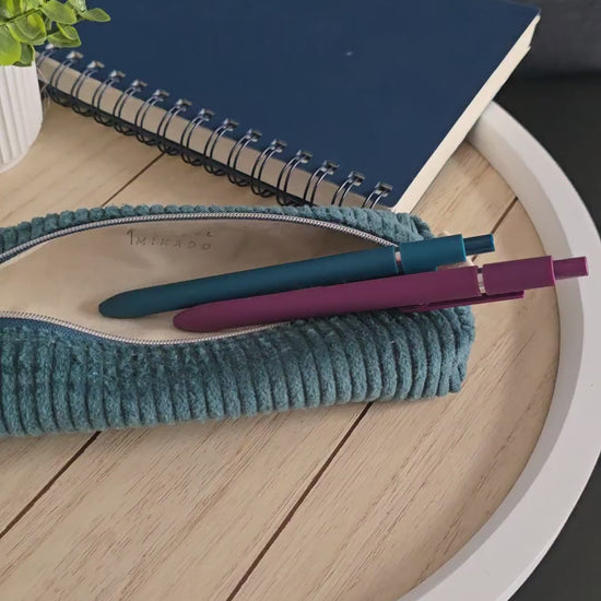 Produktvideo der Niva Bag Mira – handgemachte Stiftetasche aus Cord, ideal für Stifte und Nadeln