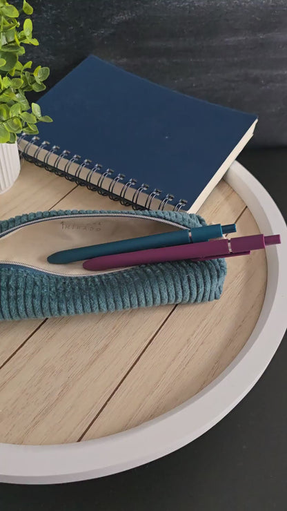 Produktvideo der Niva Bag Mira – handgemachte Stiftetasche aus Cord, ideal für Stifte und Nadeln