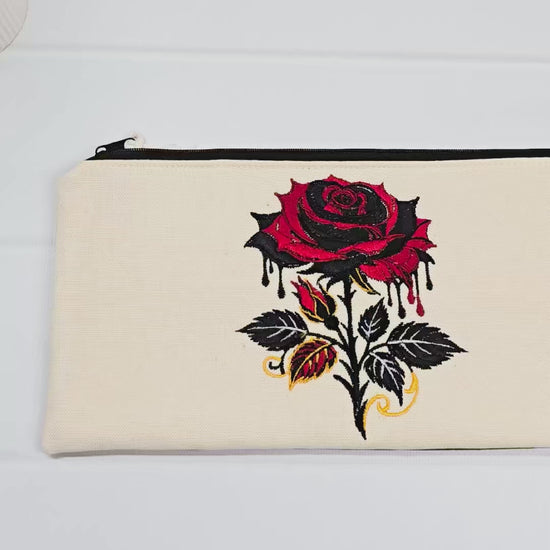 Projekttasche Runa aus hellem Canvas mit gestickter Gothic Rose und schwarzem Reißverschluss. Handgenäht in Bayern von Nadelmikado.