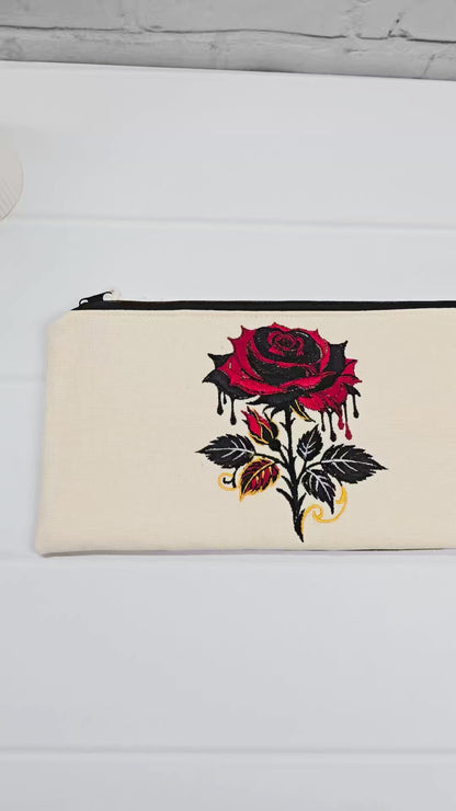 Projekttasche Runa aus hellem Canvas mit gestickter Gothic Rose und schwarzem Reißverschluss. Handgenäht in Bayern von Nadelmikado.