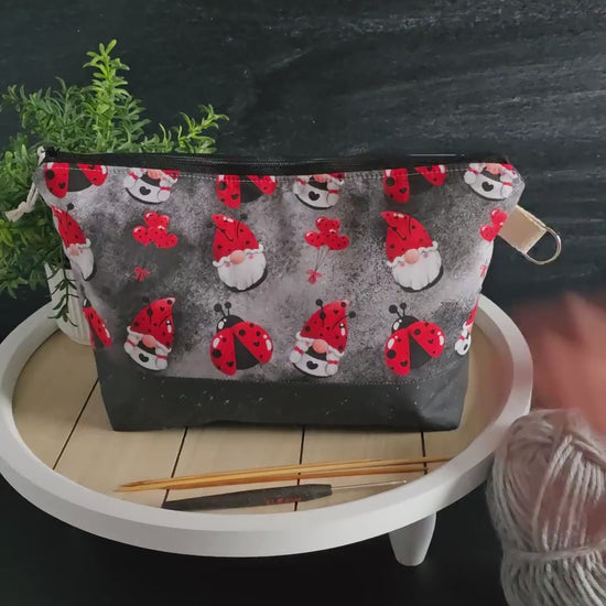 Video: Die Ladybug Gnome Isvind Bag in Aktion – praktische Stricktasche mit viel Platz für deine Projekte