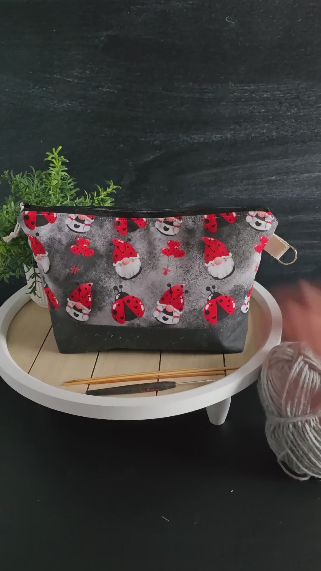Video: Die Ladybug Gnome Isvind Bag in Aktion – praktische Stricktasche mit viel Platz für deine Projekte