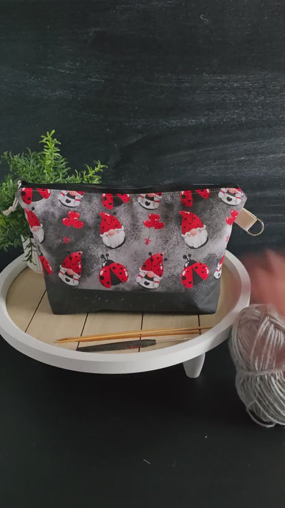 Video: Die Ladybug Gnome Isvind Bag in Aktion – praktische Stricktasche mit viel Platz für deine Projekte