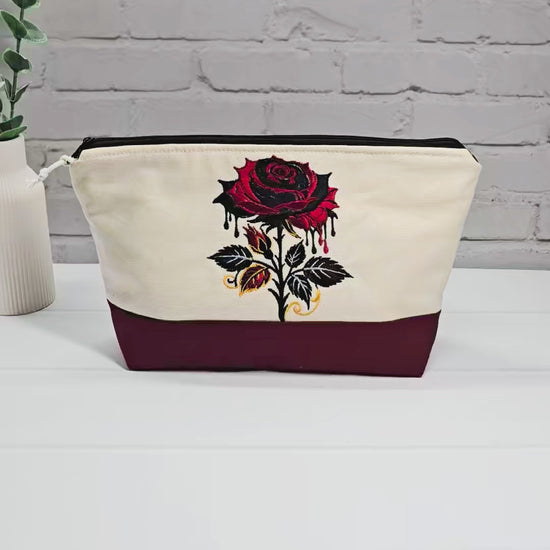 Projekttasche Isvind S aus hellem Canvas und Bordeaux mit gestickter Gothic Rose und schwarzem Reißverschluss. Handgenäht in Bayern von Nadelmikado.