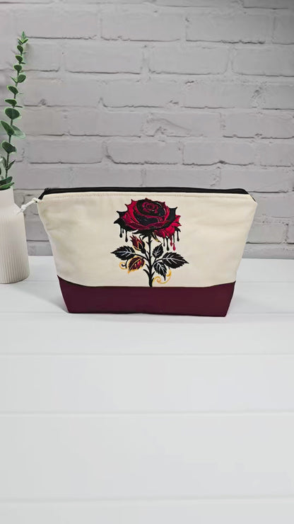 Projekttasche Isvind S aus hellem Canvas und Bordeaux mit gestickter Gothic Rose und schwarzem Reißverschluss. Handgenäht in Bayern von Nadelmikado.