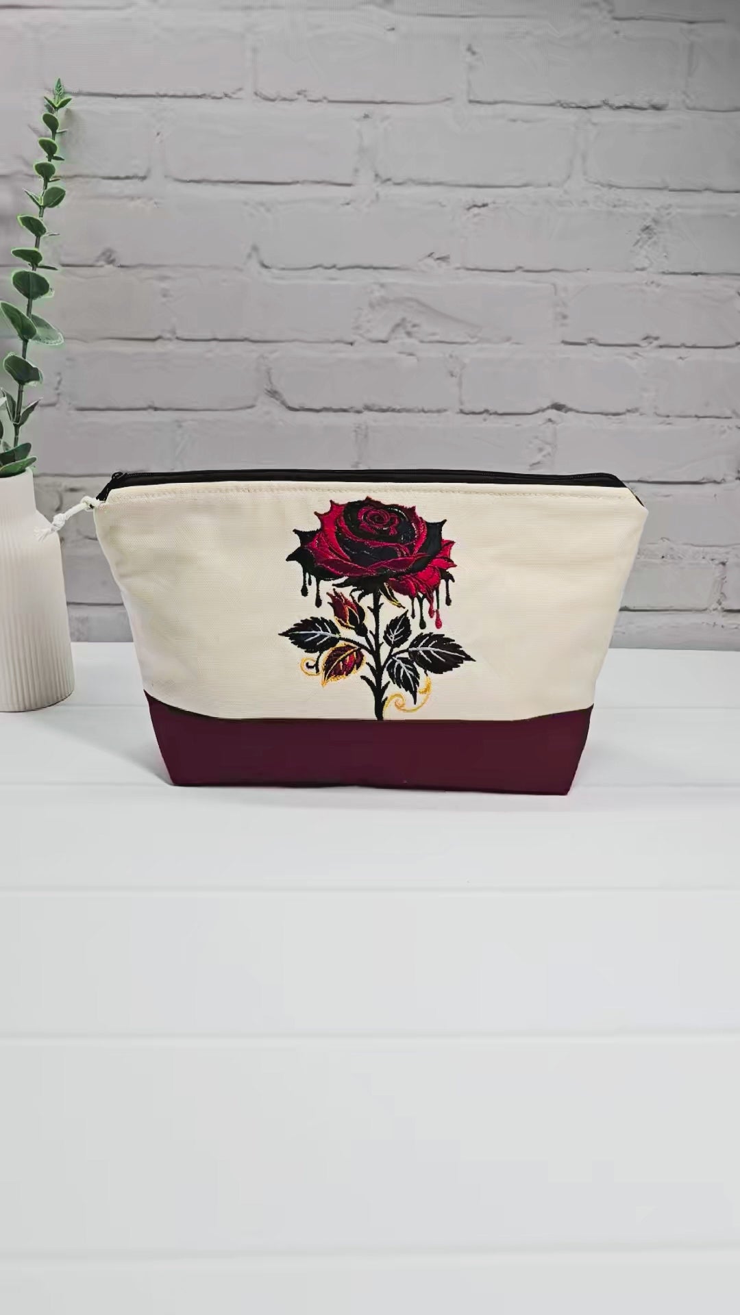 Projekttasche Isvind S aus hellem Canvas und Bordeaux mit gestickter Gothic Rose und schwarzem Reißverschluss. Handgenäht in Bayern von Nadelmikado.