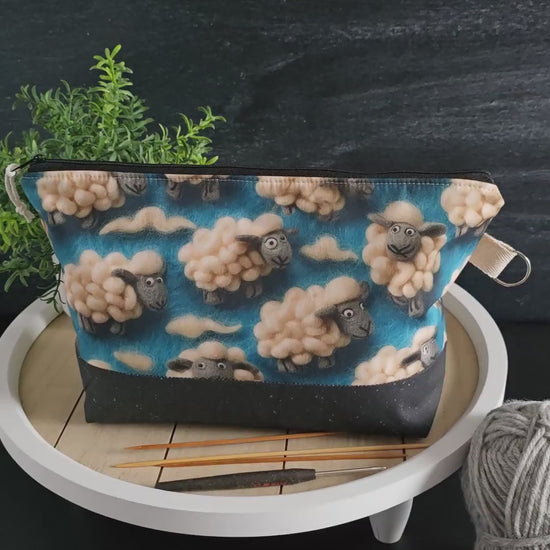Video: Die Stricktasche „Schäfchenwolke“ im Detail – entdecke das Design, die Funktionalität und den Stauraum