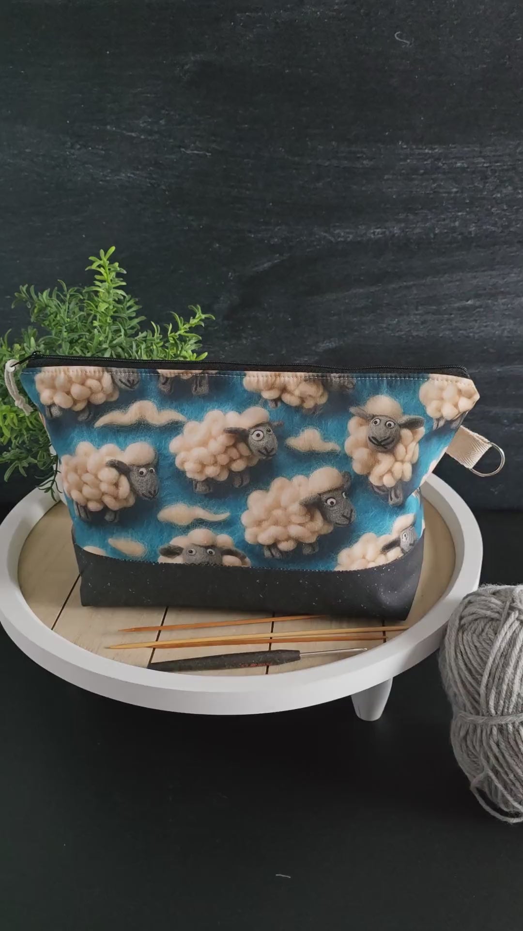 Video: Die Stricktasche „Schäfchenwolke“ im Detail – entdecke das Design, die Funktionalität und den Stauraum