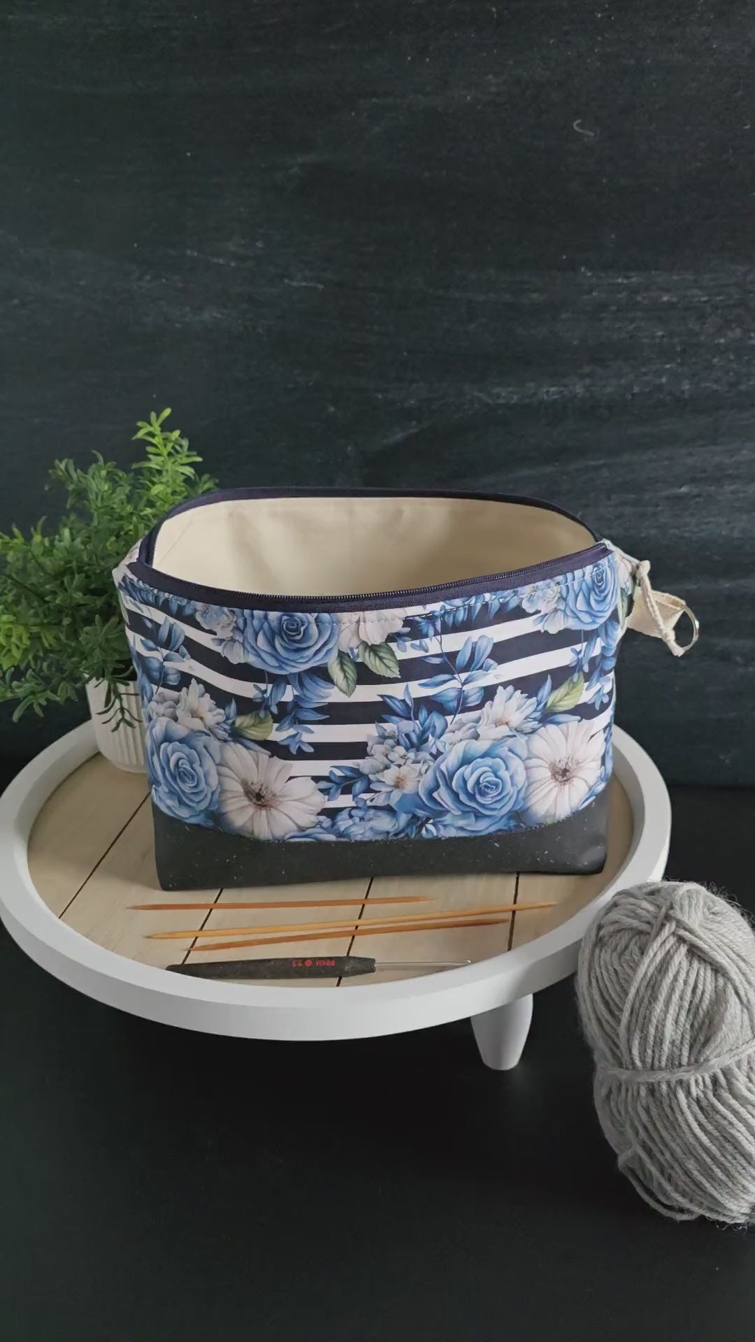Video der Projekttasche „Nordlichtrose“ mit Rundumansicht, zeigt Design, Größe und Funktionalität im Detail.