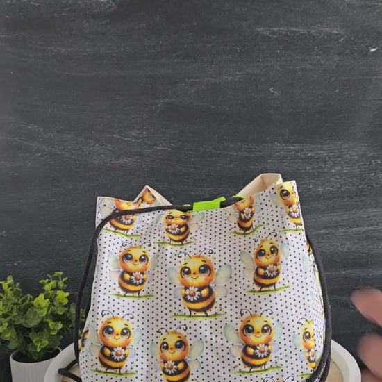 Handgenähte Projekttasche Aska Bag „Summertime“ mit süßem Bienen-Design und praktischem Kordelzugverschluss