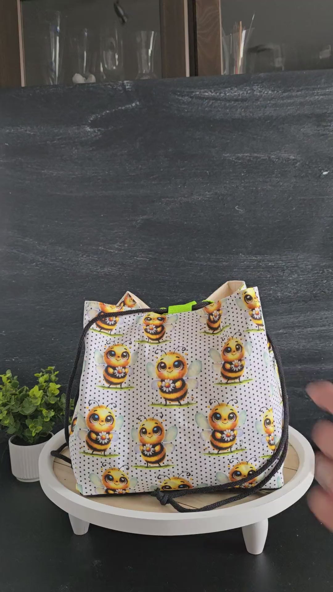 Handgenähte Projekttasche Aska Bag „Summertime“ mit süßem Bienen-Design und praktischem Kordelzugverschluss