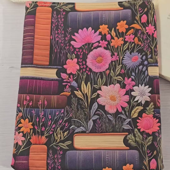 Vorderansicht der handgenähten Buchhülle mit floralen Details und gepolstertem Innenfutter.