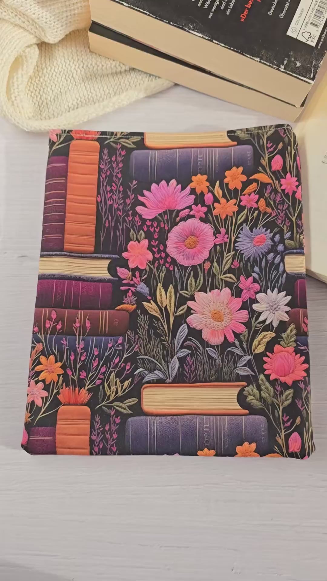 Vorderansicht der handgenähten Buchhülle mit floralen Details und gepolstertem Innenfutter.