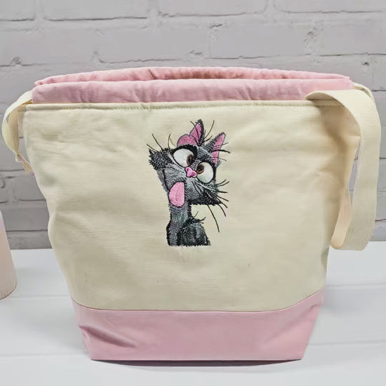 Projekttasche Tuva M aus hellem Canvas und Rosa mit gestickter frecher Katze und Kordelzugverschluss. Handgenäht in Bayern von Nadelmikado.