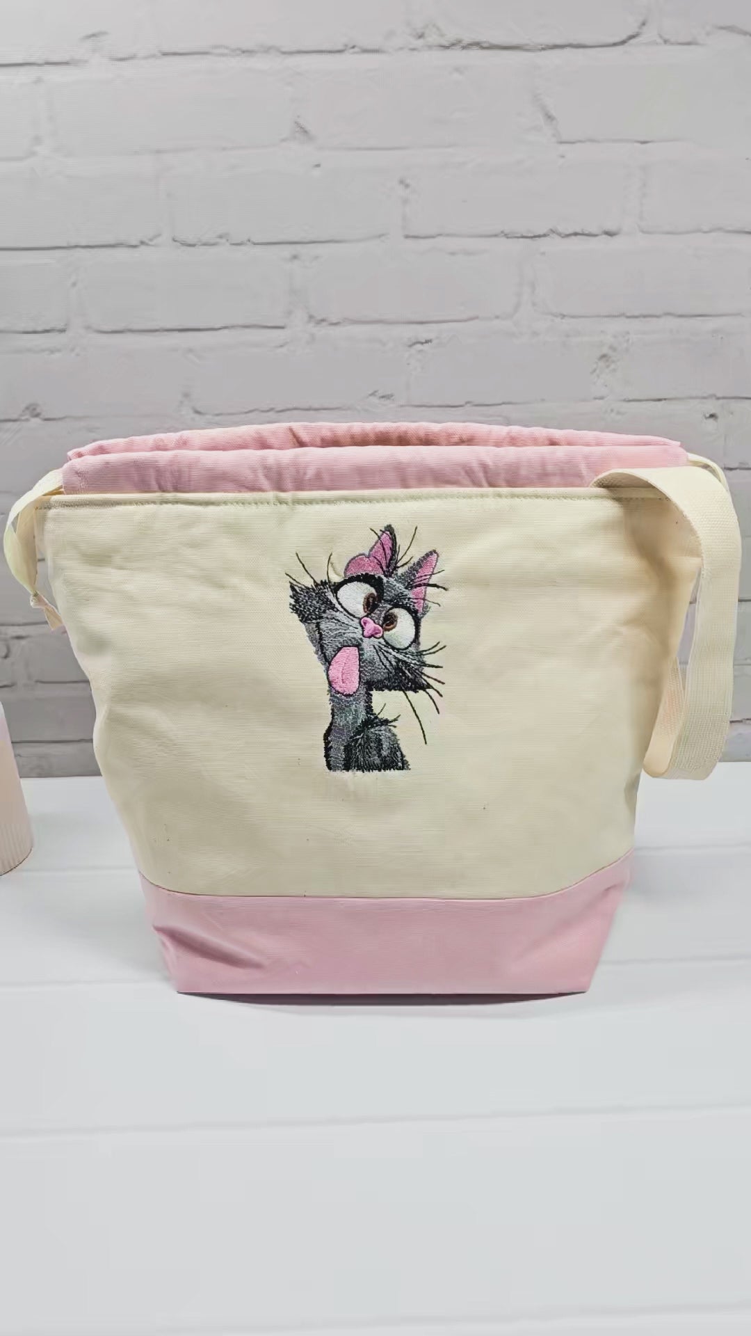 Projekttasche Tuva M aus hellem Canvas und Rosa mit gestickter frecher Katze und Kordelzugverschluss. Handgenäht in Bayern von Nadelmikado.