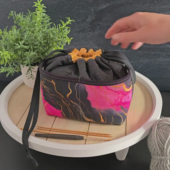 Video: Die Edda Bag – Mystic Flow in Aktion, ideal für kleine Strick- und Häkelprojekte mit Stil und Ordnung.