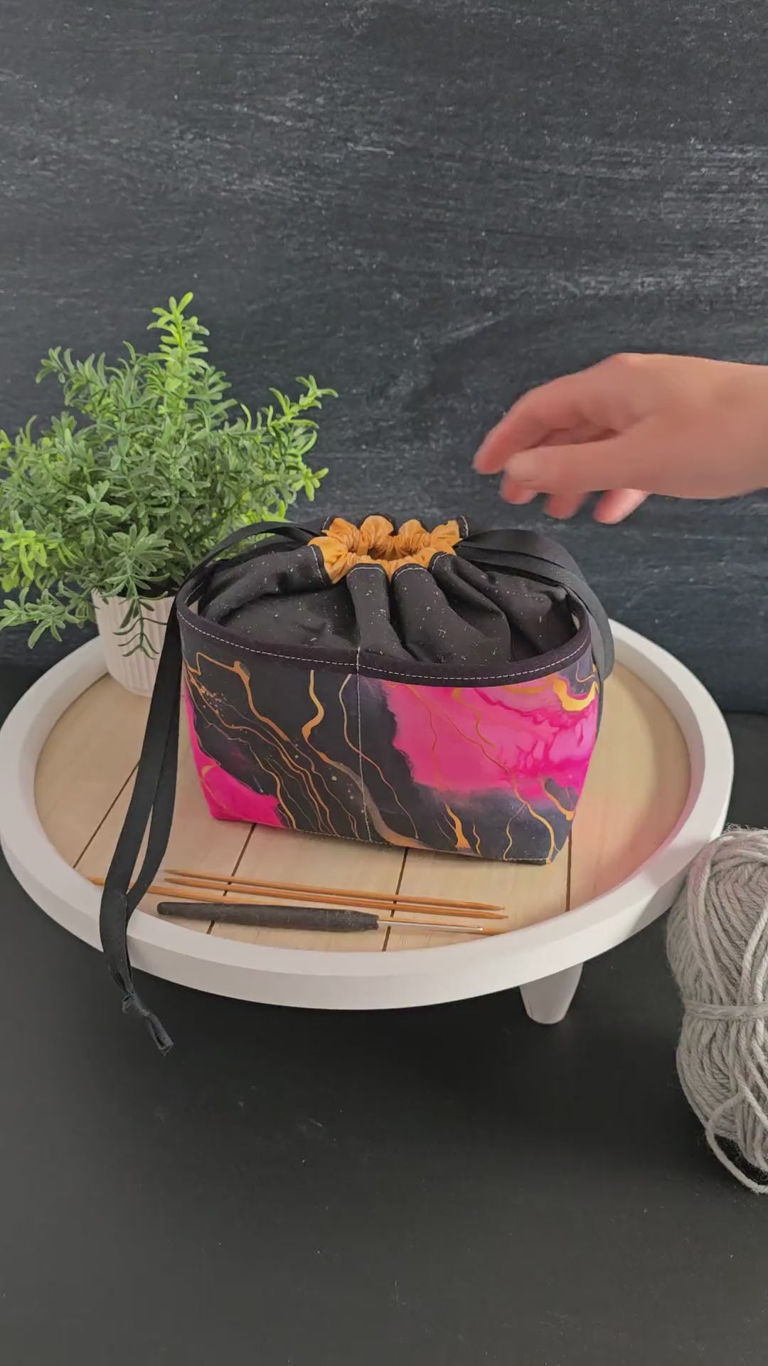 Video: Die Edda Bag – Mystic Flow in Aktion, ideal für kleine Strick- und Häkelprojekte mit Stil und Ordnung.