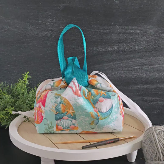 Produktvideo der Alva Bag Neptuns Masche mit Fokus auf Design, Funktion und Strickanwendung