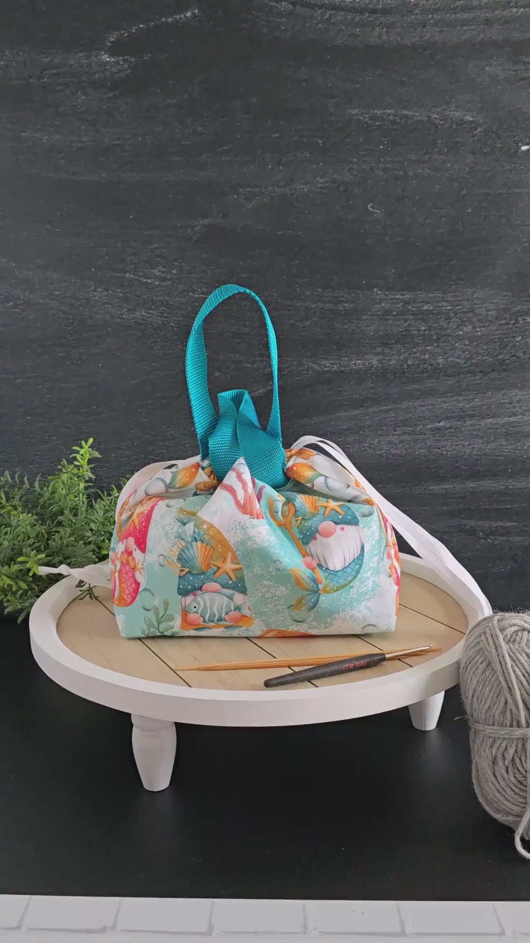 Produktvideo der Alva Bag Neptuns Masche mit Fokus auf Design, Funktion und Strickanwendung