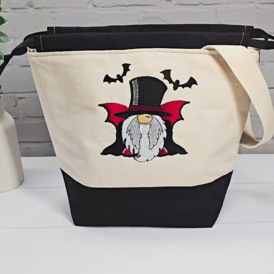 Projekttasche Tuva M aus Canvas mit gesticktem Vampir Gnom im Zylinder und schwarzem Kordelzugverschluss. Handgenäht in Bayern von Nadelmikado.