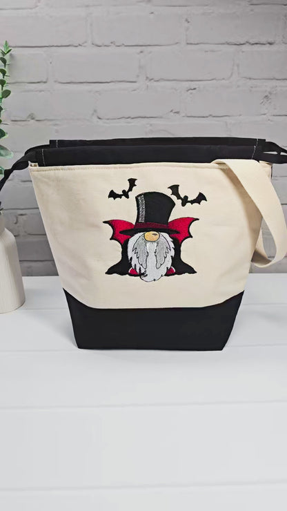 Projekttasche Tuva M aus Canvas mit gesticktem Vampir Gnom im Zylinder und schwarzem Kordelzugverschluss. Handgenäht in Bayern von Nadelmikado.