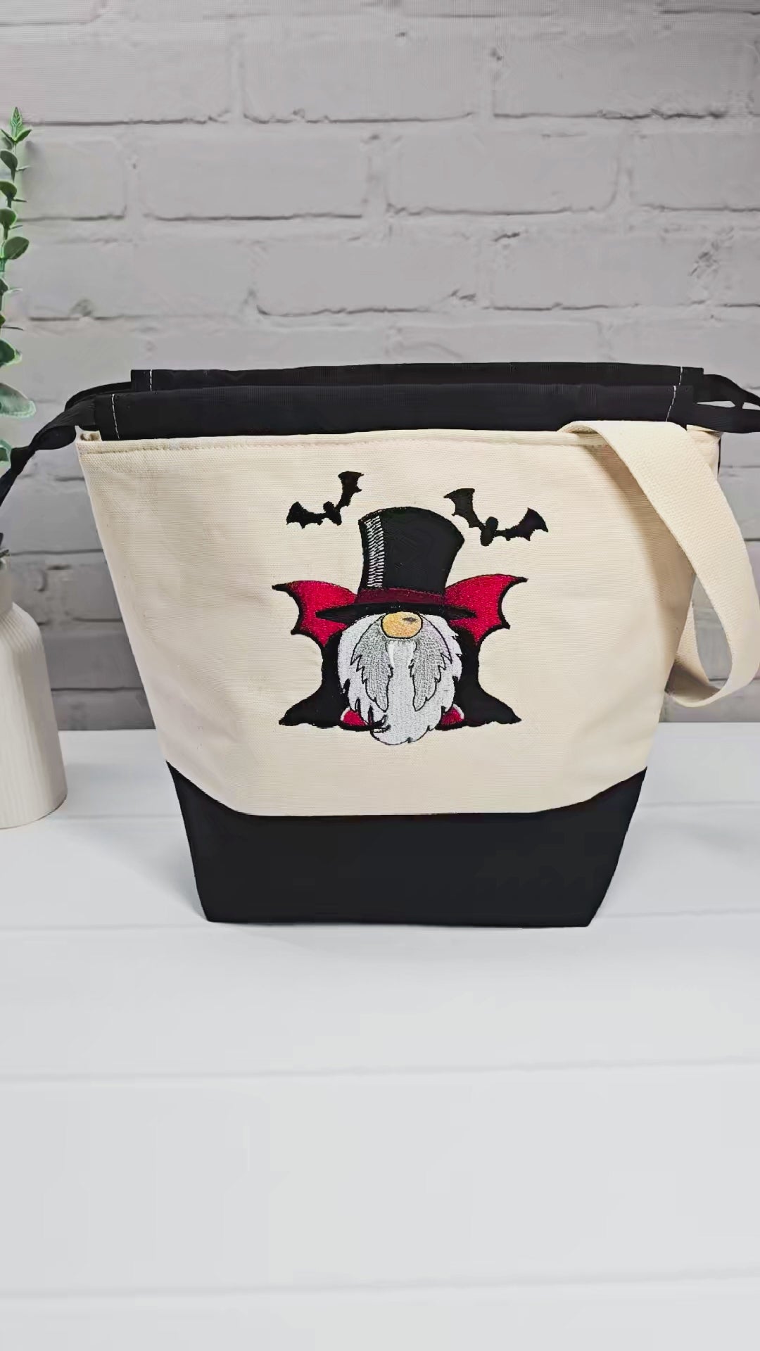 Projekttasche Tuva M aus Canvas mit gesticktem Vampir Gnom im Zylinder und schwarzem Kordelzugverschluss. Handgenäht in Bayern von Nadelmikado.