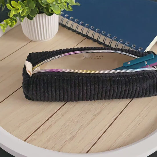 Video zur handgenähten Stiftetasche Midnight Cord – vielseitig für Stifte und Nadeln verwendbar