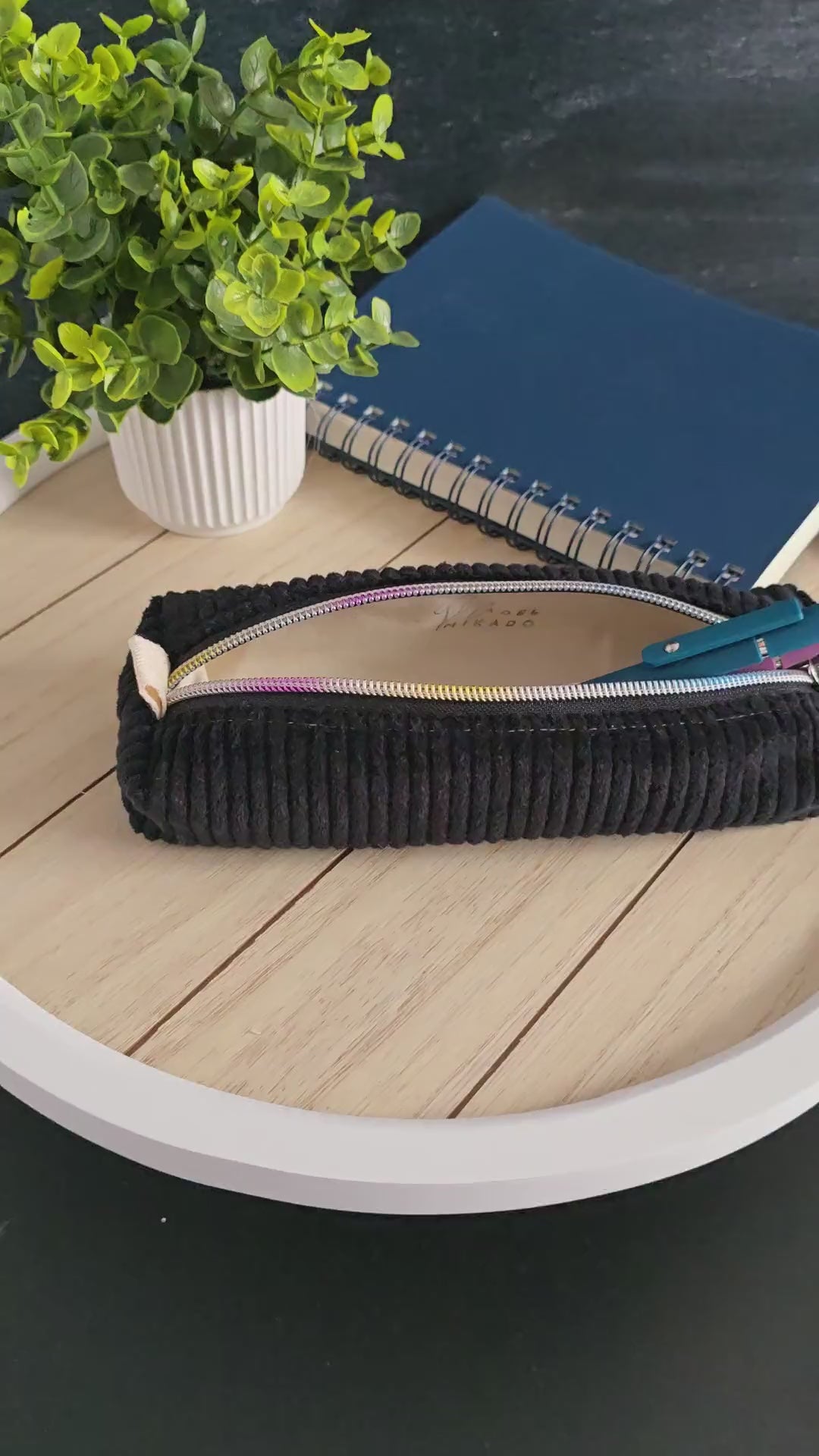 Video zur handgenähten Stiftetasche Midnight Cord – vielseitig für Stifte und Nadeln verwendbar