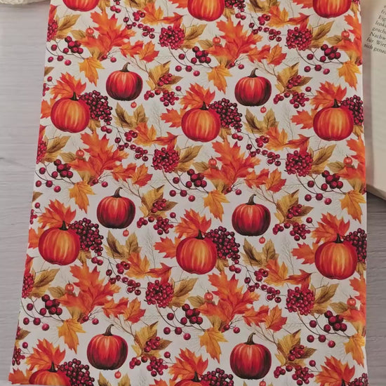 Stilvolle Buchhülle im Herbstlook – perfekt zum Schützen und Verschönern Deiner Bücher.