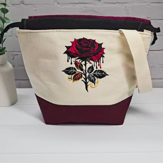 Projekttasche Tuva M aus hellem Canvas und Bordeaux mit gestickter Gothic Rose und schwarzem Kordelzugkragen. Handgenäht in Bayern von Nadelmikado.