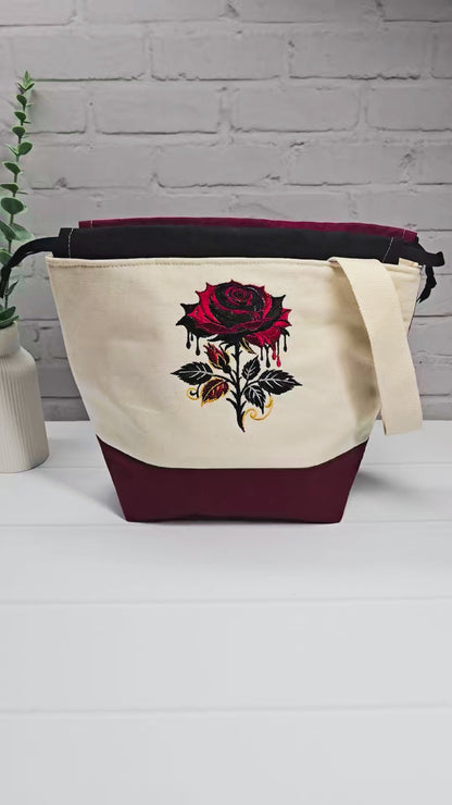 Projekttasche Tuva M aus hellem Canvas und Bordeaux mit gestickter Gothic Rose und schwarzem Kordelzugkragen. Handgenäht in Bayern von Nadelmikado.