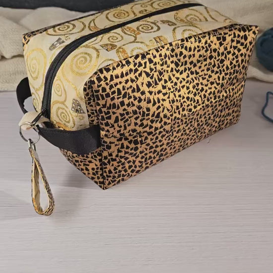 Stilvolle Stricktasche mit goldenem Mosaikmuster, handgenäht und praktisch für den Alltag.