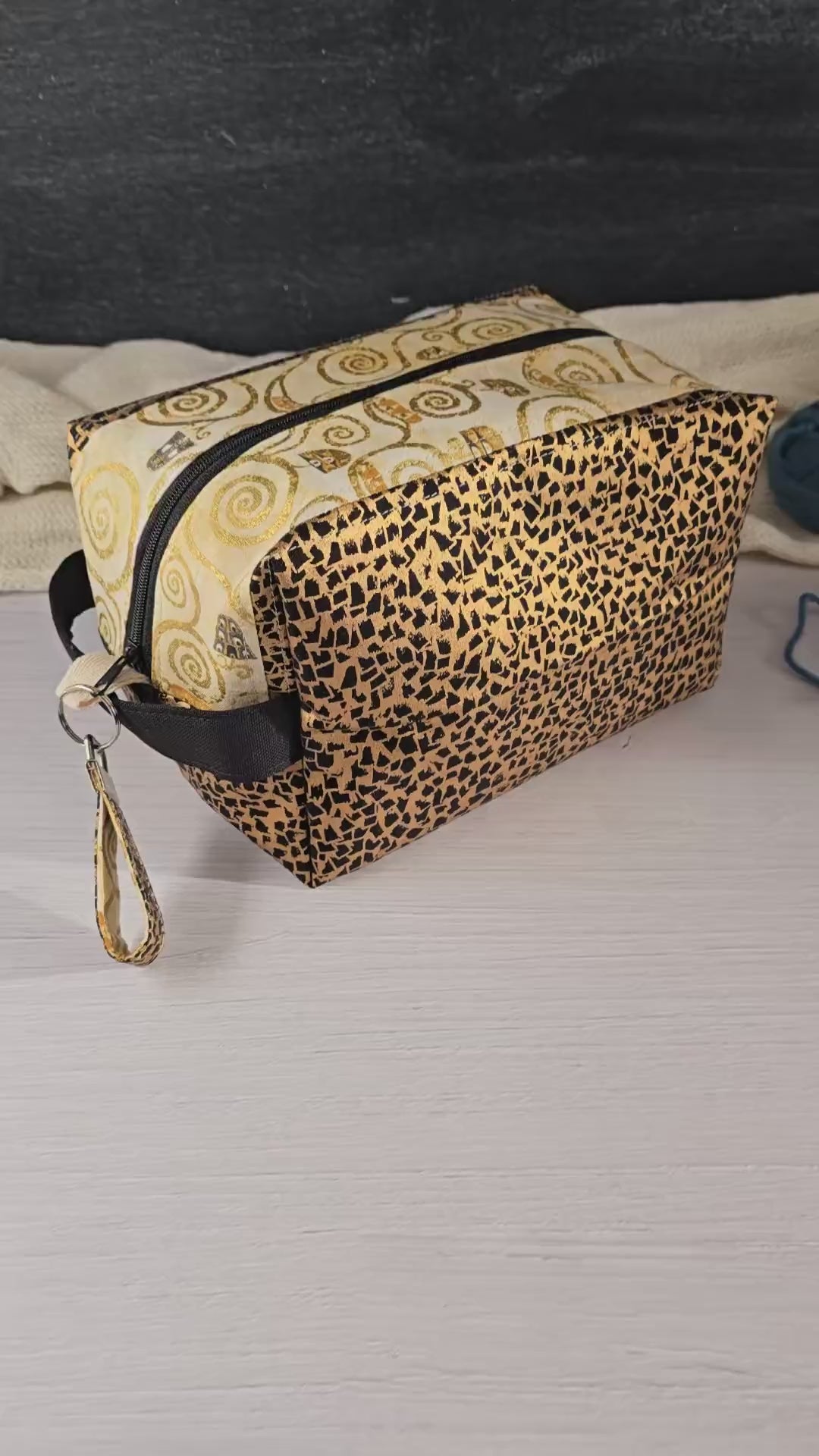 Stilvolle Stricktasche mit goldenem Mosaikmuster, handgenäht und praktisch für den Alltag.