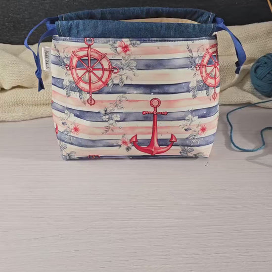 Stricktasche mit nautischem Flair und Platz für Deine kreativen Projekte, perfekt für DIY-Liebhaber.