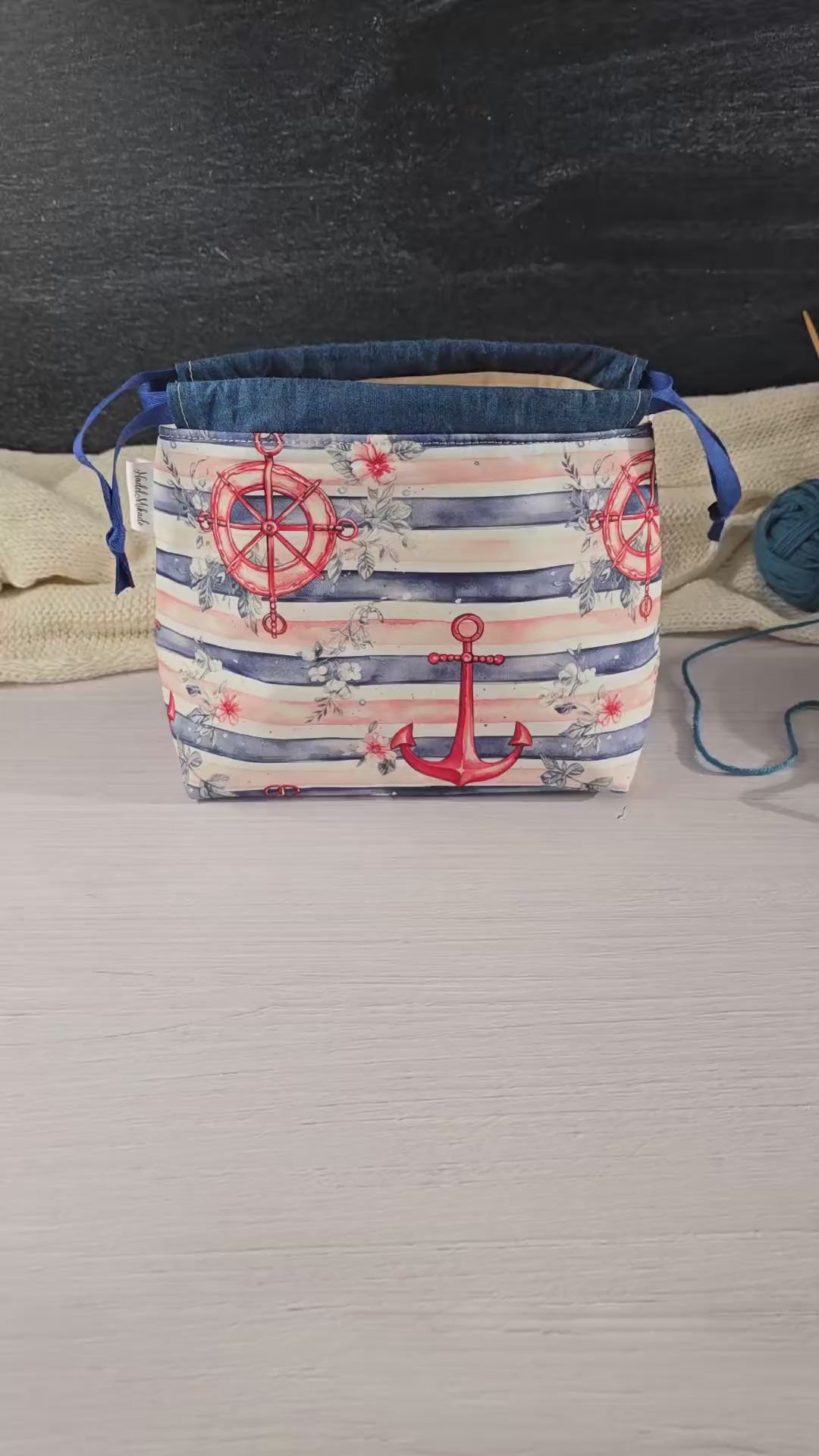 Stricktasche mit nautischem Flair und Platz für Deine kreativen Projekte, perfekt für DIY-Liebhaber.