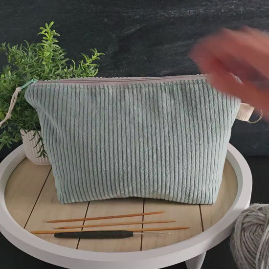 Video: Die Isvind Bag – Frosthauch in Aktion – praktische, handgenähte Tasche für Strick- und Häkelprojekte.
