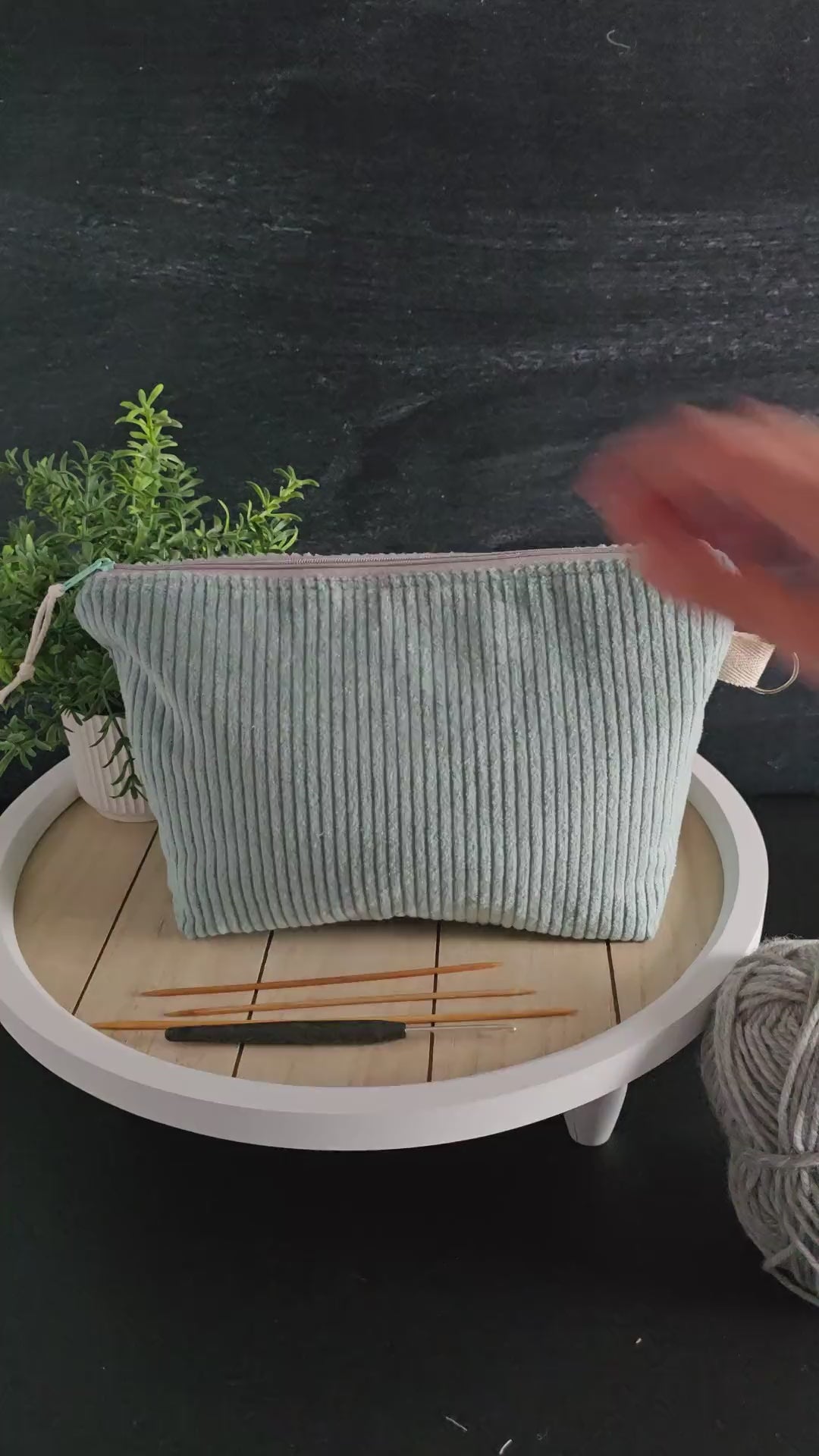 Video: Die Isvind Bag – Frosthauch in Aktion – praktische, handgenähte Tasche für Strick- und Häkelprojekte.