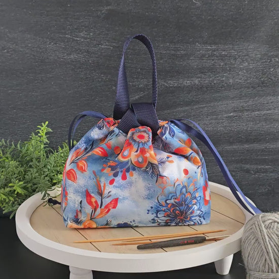 Video zeigt die Alva Bag Nordic Bloom im Alltag – Wolle einpacken, Kordelzug nutzen, losstricken