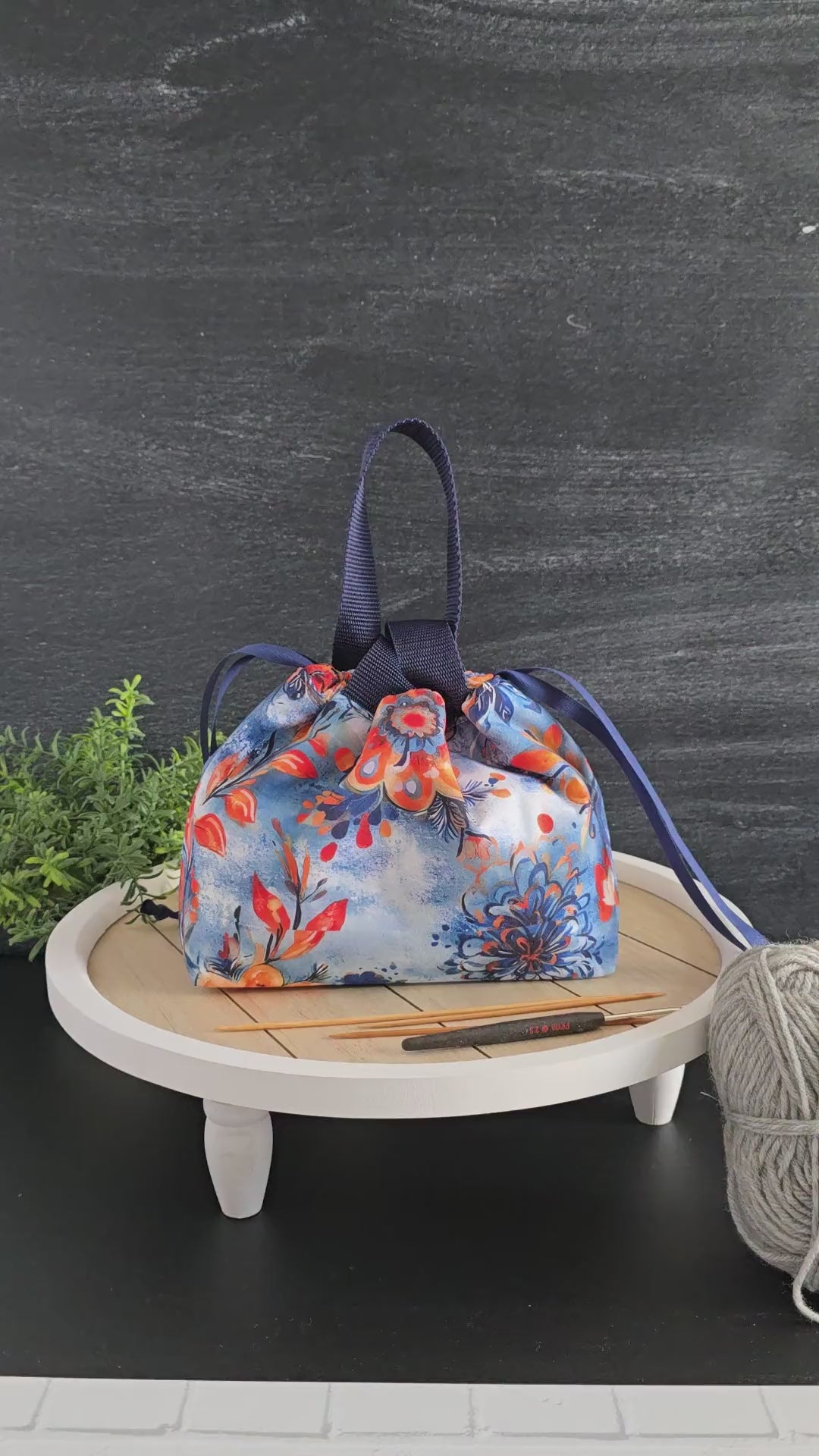 Video zeigt die Alva Bag Nordic Bloom im Alltag – Wolle einpacken, Kordelzug nutzen, losstricken