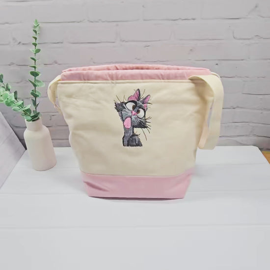 Projekttasche Tuva S aus hellem Canvas und Rosa mit gestickter frecher Katze und Kordelzugkragen. Handgenäht in Bayern von Nadelmikado.