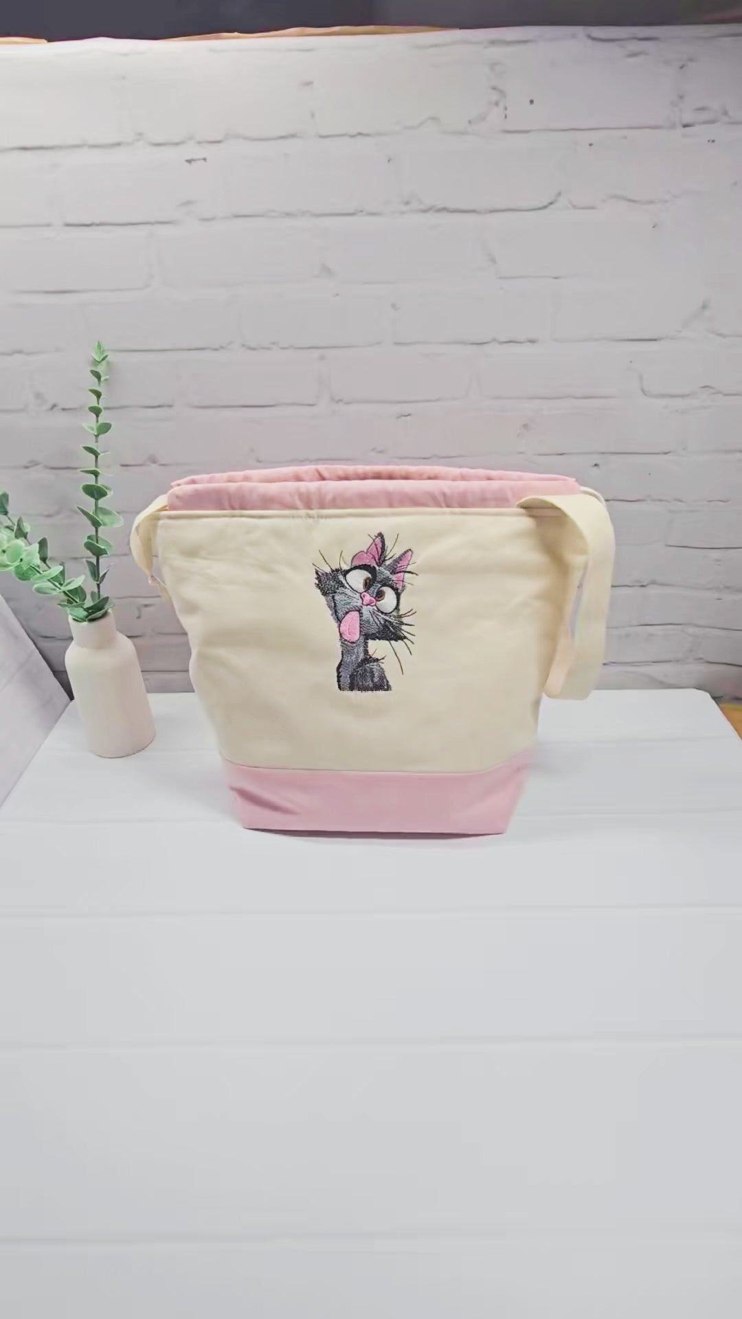 Projekttasche Tuva S aus hellem Canvas und Rosa mit gestickter frecher Katze und Kordelzugkragen. Handgenäht in Bayern von Nadelmikado.