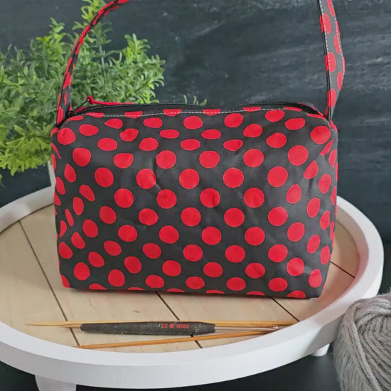 Friggs Bag „Lava Dots“ im Einsatz – zeig, wie die Handarbeitstasche Strickprojekte organisiert und transportbereit macht.