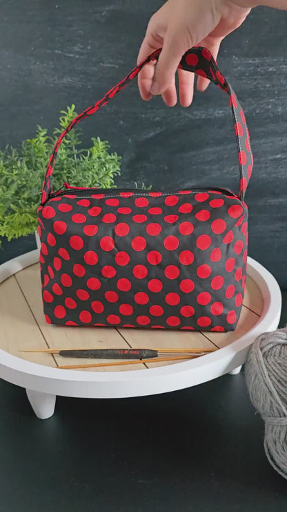 Friggs Bag „Lava Dots“ im Einsatz – zeig, wie die Handarbeitstasche Strickprojekte organisiert und transportbereit macht.